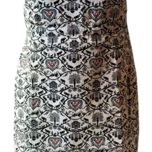 Handgefertigte Schweizer Schürze ohne Nackenband, traditionelles schwarz-weißes Muster inspiriert vom alpinen Scherenschnitt, mit roten Details in Herzform – präsentiert auf einer Schaufensterpuppe.